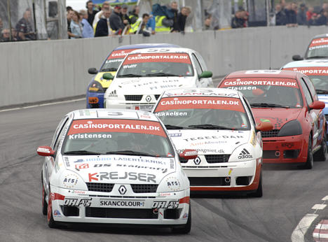 Jacob Kristensen, Brian Mikkelsen og Martin Clausen ligger ikke bare tæt i kampen om årets sidste to medaljer i Casinoportalen Clio Cup. De kører også tæt på asfalten.